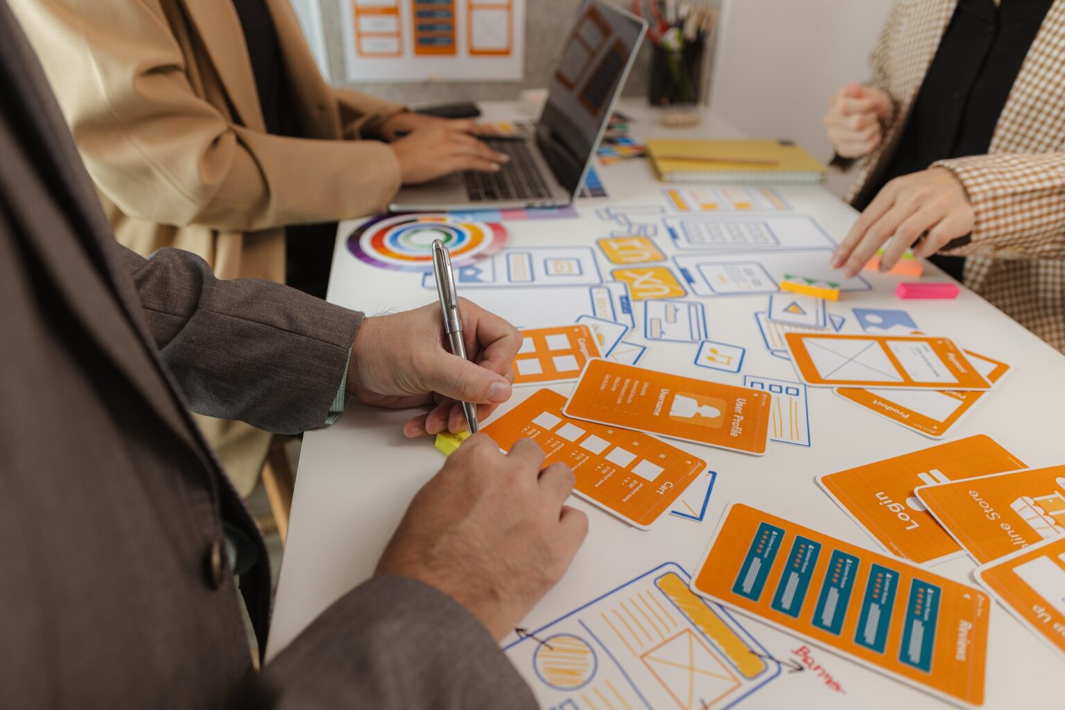 Digital product business owners brainstorm to find conclusions on choosing different website design