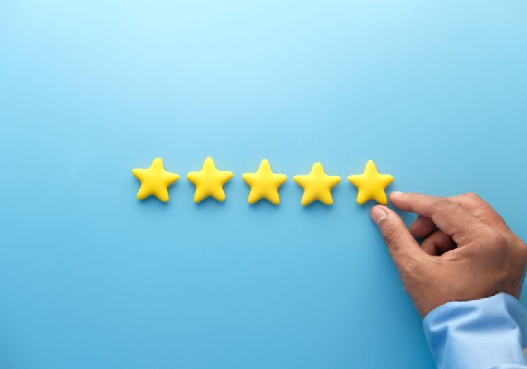 Cómo eliminar reseñas falsas en Google: guía legal 2026