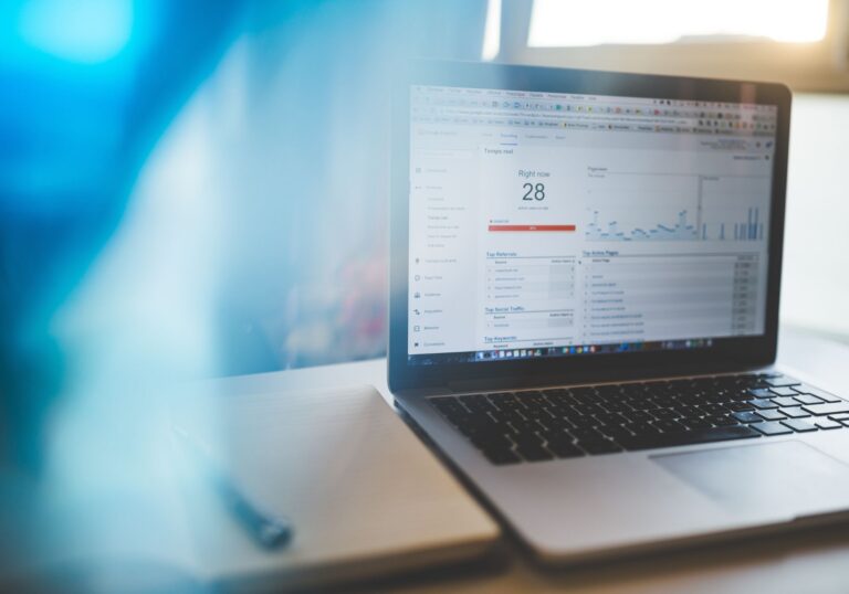 Gráfica de caída de visitas en una página web afectada por la canibalización SEO.